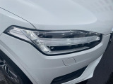 【LEDヘッドライト】明るく眩しいハイビームを先行車や対向車に照射しないオートハイビームを備えたLEDヘッドライト。北欧神話に登場するトールハンマーをモチーフにした、一目でボルボとわかるデザイン。