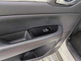 パワーウィンドウのスイッチですよ。運転席に居ながら窓を開け閉めのコントロールできます。