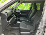 助手席側も、運転席と同様に、操作しやすい配置です。収納スペースも充実しており、便利に活用できます。