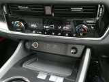 運転席と助手席で独立した温度設定が可能。直感的に操作できる物理ダイヤルを採用し、いつでも車内を快適な温度に保ちます。