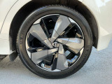 おしゃれは足元から。日産純正のアルミホイールで足元すっきり。タイヤサイズは205/50R17になります