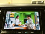 停車中にテレビ映像を視聴できる画面を備えています。待ち時間など車を停めている間の過ごし方に活用でき、画面表示から選局などの操作を行える装備です。