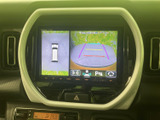 車両周辺と後方の映像を画面で確認でき、駐車時の安全確認をサポートします。ガイド線も表示されるため、駐車スペースとの距離感をつかみやすく、切り返しや後退の際に心強い装備です。