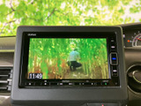 停車中に映像やテレビを視聴できる画面を備えています。車内で待ち時間を過ごす際にも活用でき、映像を楽しみたい方にうれしい装備です。利用時は周囲の安全にご配慮ください。