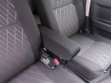 運転席には便利なひじ掛けを装備♪腕をゆったり置くことができ、長時間のドライブでも快適に過ごせるよう配慮されています。ドライバーの快適性を高めてくれる、嬉しい装備のひとつです!