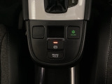 セレクトレバーの下に電子制御パーキングブレーキがあります。スイッチひとつで、停車した地点の傾斜などをシステムが検知・判断してブレーキ力を自動的に制御し、しっかり停車できるパーキングシステムです。