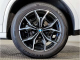 【BMWアロイホイル】軽量かつ強度に拘ったアロイホイル。走行性能ポテンシャルを引き出す設計。車の足元を引き締めてくれる大きなポイントはアロイホイルです。