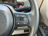 スイッチ操作で一定速度に走行を制御。加速、減速の少ない高速道路などでの運転をより快適にするクルーズコントロールを装備。