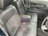 フロントシートにはセンターアームレスト付き、長時間の運転で疲れた腕を乗せてください。