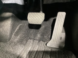 マツダ車の共通するポイントに前輪を前に出し運転席足元スペースを広げたこと!これによりホイールハウスが邪魔にならずにドライバーの中心線を基準とした位置へのペダル配置が可能となりました!