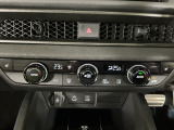 【左右独立オートエアコン】左右席で独立温度コントロールが可能です。運転席はキンキンに冷やして助手席はマイルドにと言った設定が可能です☆暑さ寒さでケンカすることもなくなりますね♪