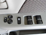 パワーウィンドウスイッチで運転席から全席の窓の開閉ができます。