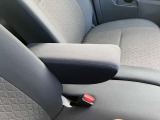 リラックスして運転できるアームレスト付き
