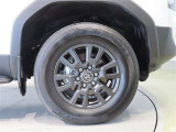 純正のアルミホイール装着車です。タイヤサイズは265/65R18です。