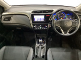 車内は光触媒抗菌消臭施工済です。インパネ周りはスタイリッシュなデザインです。グローブボックスやカップホルダーのほかにトレーなどたくさんの収納スペースが付いています。