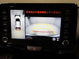 パノラミックビューモニターを装備。駐車場や交差点でクルマを真上から見るように周囲を確認できます。機能の詳細は販売店スタッフまでおたずねください。