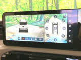 【マルチアラウンドモニター】専用のカメラにより、上から見下ろしたような視点で360度クルマの周囲を確認することができます☆死角部分も確認しやすく、狭い場所での切り返しや駐車もスムーズに行えます。