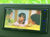 明るく鮮やかなディスプレイで、動画コンテンツを楽しめます。長距離ドライブ中の休憩にも最適です。