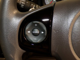 【ステアリングリモコン】ステアリングにオーディオ調節可能なスイッチが装備されていますので運転中でも視線をそらさずにオーディオの調節が可能です!