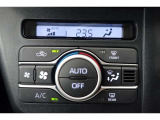 ★エアコンはオートタイプが装着済みです!オートモードにしておけば、車内温度を設定するだけで風の料や吹き出し口の切り替えを機械が行ってくれます!一年中快適な環境を作れますよ♪