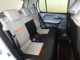 広いとは言えませんが3名乗車できるセカンドシートです。