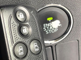 【キーフリーシステム】カバンやポケットに入れたままでもドアの施錠・解錠が可能なスマートキーを装備。エンジンのオン・オフ時もカギを取り出す必要が無いからとっても便利です♪