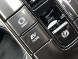 HOLD機能付きの電動パーキングブレーキ。HOLD機能を使用すると、信号待ちなどでフットブレーキから足を放しても、車は動かずそのまま停車してくれます。ドライブなど足が疲れた時には便利な機能です。