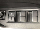 パワーウィンドのスイッチです。運転席に座りながら、助手席や後席の窓を開け閉めできるので大変便利ですよ。