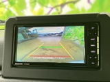 後退時には映像が確認できる便利な機能。安全確認をサポートし、運転をより安心へと導きます。駐車時にも役立つ装備です。