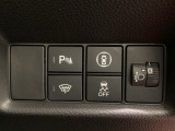 ハンドルの右側にはヘットライトリベライザーとHondaセンシング用のメインスイッチがついています。ヘッドライトリベライザーは道路状況や積荷の加重に応じてライトの高さを調節できます。