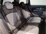 コンパクトで愛嬌のあるMINIで御座いますが、後席も意外と広く、シートは少し奥が下がっているため、ヘッドクリアランスも十分に確保されております