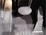 【ペダル】BMWはオルガン式アクセルペダルを採用しています。踏み込む足とペダルが同じ軌跡を描くため、かかとがずれにくく、アクセルコントロールがよりしやすくなるメリットがあります。