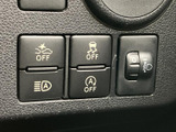 運転席まわりには複数のスイッチ類がまとまり、必要な操作に手を伸ばしやすい配置です。表示マークも確認しやすく、日々の運転で使う装備を見分けやすいのがうれしいポイントです。