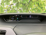 視認性の高いメーター類が運転に必要な情報を的確に伝えます。運転状況が一目で把握でき、安全な運転をサポートします。