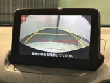リバースギアに入れるだけで後方の表示へ切り替わります。夜間や雨の日の駐車も楽になりますよ。