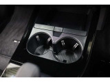 使い勝手の良いフロントセンター部のカップホルダー!よく使う場所にあると便利ですよね。