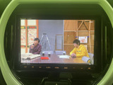 画面にテレビ番組を表示でき、停車中の待ち時間などに映像をお楽しみいただけます。車内で過ごすひとときに便利な装備で、操作項目も画面下にまとまっており、必要なときに確認しやすい構成です。