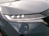 アダプティブLEDヘッドライトシステム。夜間ドライブ安心。ハイビームアシスト。ヘッドランプのハイビームとロービームを自動切り替え。常に良好な前方視界の維持をサポート。