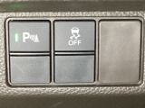 VSA装備車です。VSAはドライバーの操作と車の動きを見守っています。もし車の挙動が乱れたとき、4輪別々にブレーキをかけたり、エンジンパワーをしぼることによって車を安定させます。