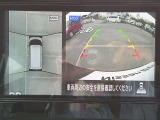 空から見下ろすような視点で、スムーズな駐車と安全確認をサポートする「アラウンドビューモニター」付です。