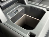 【フロントセンターコンソール急速クーラーボックス メーカーop価格￥37000】センターコンソールに内蔵された急速クーラーボックスは、飲み物などを冷たく保つことができます。長距離ドライブなどで非常に便利です!
