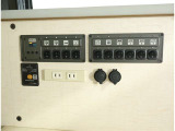 基本電源ユニット:走行中にサブバッテリーへ充電しエンジン停止後も「DC12V」「AC100V」の電源供給が可能です。AC100Vは最大1500Wまで使用できます。
