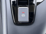 電動パーキングブレーキ。スイッチを引き上げるだけでパーキングブレーキがかけられます。ブレーキを踏んでスイッチを押下すると解除されます。