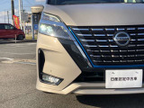 LEDヘッドランプを装備しておりますので、暗い道でも明るく照らしてくれるので安心して夜道やトンネルを運転できますよ!