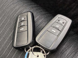 ドアの開閉時、両手が荷物で塞がっている時はキーレスでのカギの解除が大変ですよね。スマートキーはポケットやバッグに入れておけば、ノブに触れただけでロックの解除が可能です。とても便利な機能です。