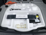 もしパンクをしてしまったら、この溶剤をエア注入口より入れて応急処置をしてください。重たいスペアタイヤを積んで走るより燃費の向上になるので、パンク修理キット搭載の車が増えているんです。