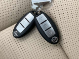 インテリジェントキー 雨の日での傘や 両手の荷物で 手がふさがっていても 楽楽ドアロック&解除 出来ます♪