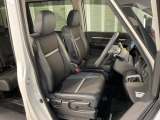 乗降がしやすい運転席。高さが調節できて小柄な方でも運転しやすいポジションをとることができます。