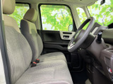 運転席側のドアを開けると、広々とした空間が広がります。使いやすさを追求した、快適な空間設計です。