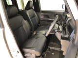 運転席の座面高さを調整できるシートリフターが付いています。フロントシートはベンチシートを採用で、座面も広く使い勝手もいいですよ♪